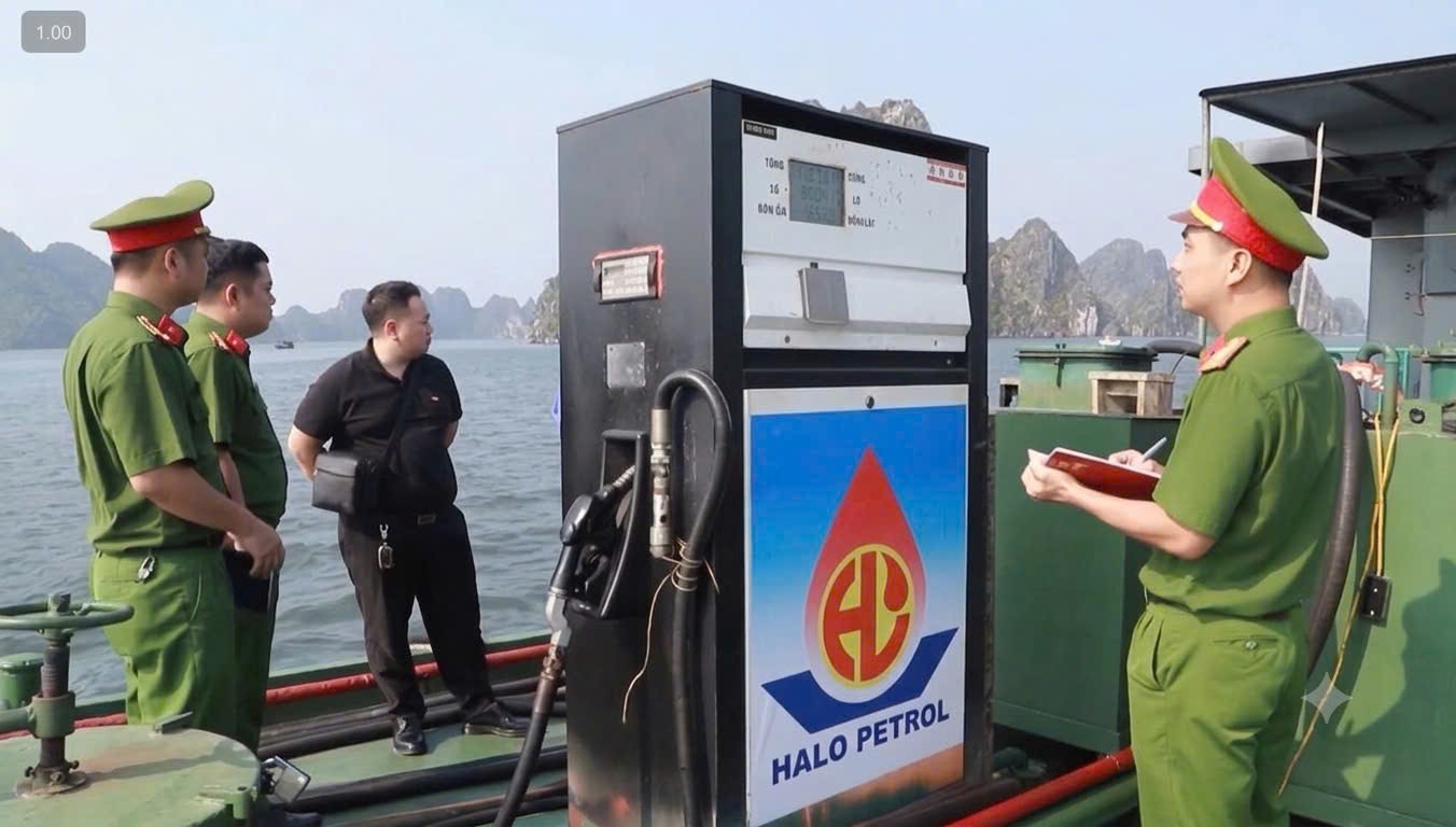 Lực lượng thuộc Phòng Cảnh sát kinh tế kiểm tra, khảo sát hoạt động cung ứng xăng dầu trên tuyến biển. Ảnh: Công an Quảng Ninh Lực lượng thuộc Phòng Cảnh sát kinh tế kiểm tra, khảo sát hoạt động cung ứng xăng dầu trên tuyến biển. Ảnh: Công an Quảng Ninh