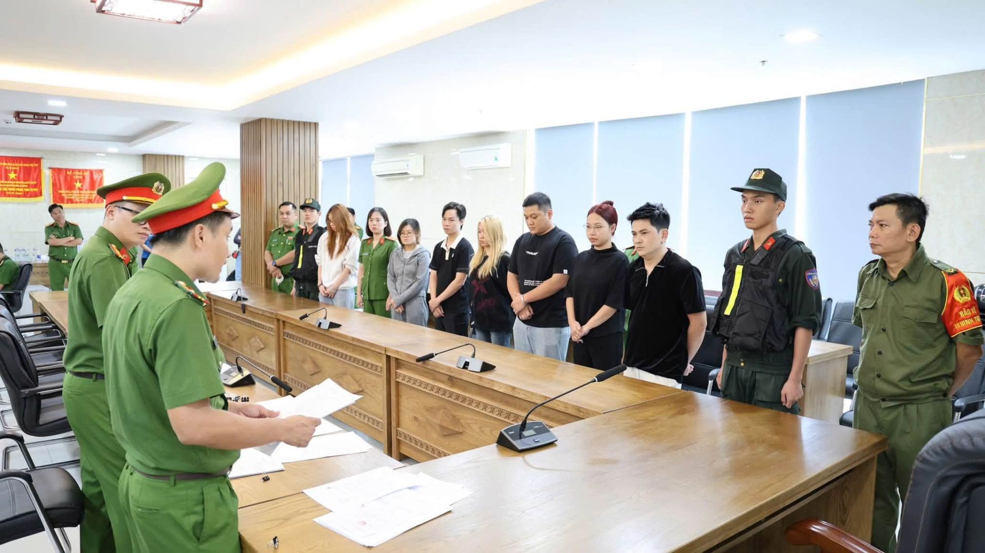 Lực lượng chức năng tống đạt quyết định tố tụng đối với các bị can. Ảnh: Công an TP Đà Nẵng Lực lượng chức năng tống đạt quyết định tố tụng đối với các bị can. Ảnh: Công an TP Đà Nẵng