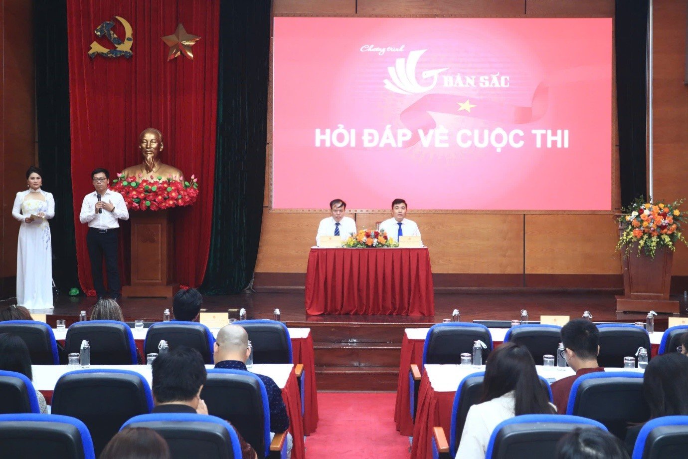 &Ocirc;ng Nguyễn Hữu Ngọc, Ph&oacute; Ch&aacute;nh Văn ph&ograve;ng Bộ VHTTDL v&agrave; &ocirc;ng Dương Thế Lương, Ph&oacute; Tổng gi&aacute;m đốc Tổng C&ocirc;ng ty Truyền th&ocirc;ng Đa phương tiện VTC chủ tr&igrave; họp b&aacute;o. Ảnh: PV