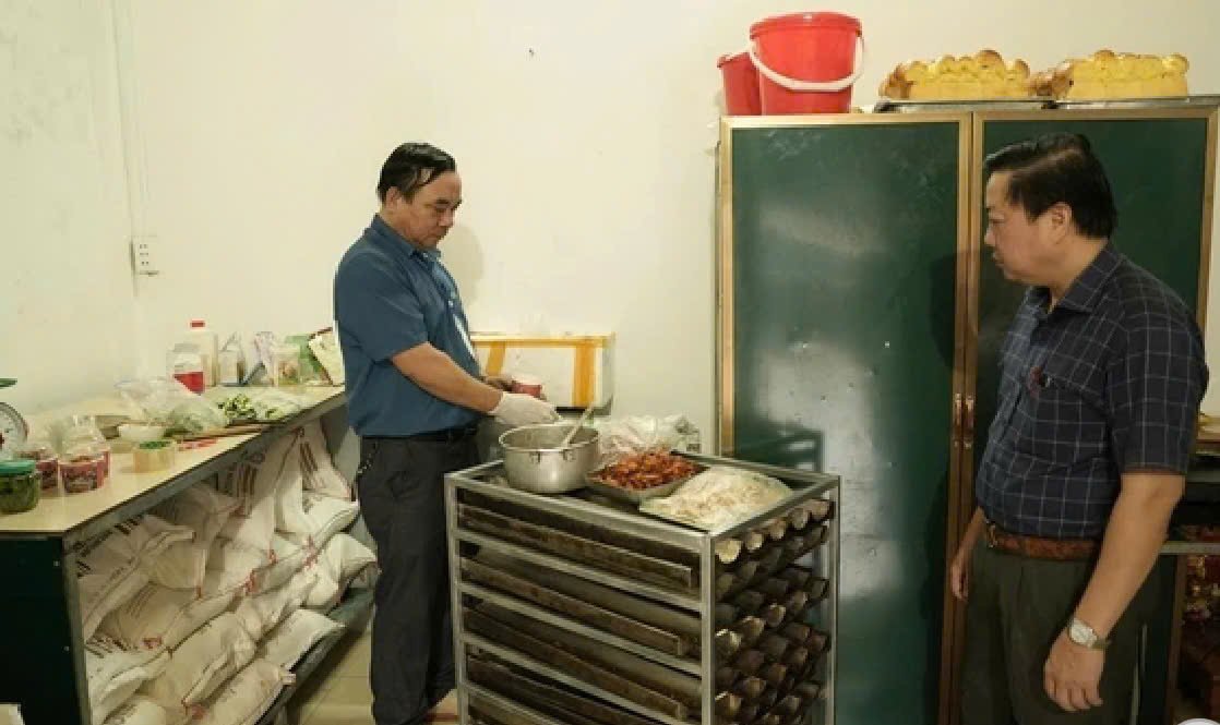 Lực lượng chức năng kiểm tra, lấy mẫu tại khu vực chế biến của cơ sở bánh mì M.T. sáng 15/9. (Ảnh: UBND xã Cam Lộ) Lực lượng chức năng kiểm tra, lấy mẫu tại khu vực chế biến của cơ sở bánh mì M.T. sáng 15/9. (Ảnh: UBND xã Cam Lộ)