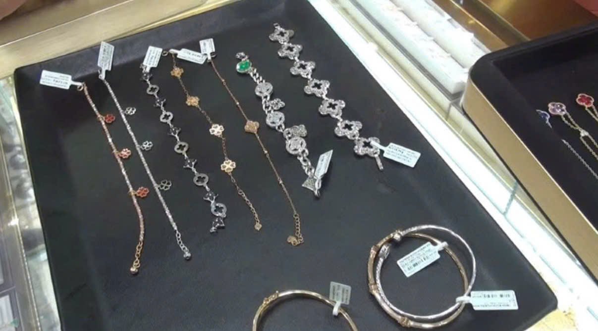 C&aacute;c sản phẩm trang sức giả mạo nh&atilde;n hiệu bị lực lượng QLTT tỉnh Kh&aacute;nh H&ograve;a ph&aacute;t hiện, tạm giữ. (Ảnh: QLTT Kh&aacute;nh H&ograve;a)