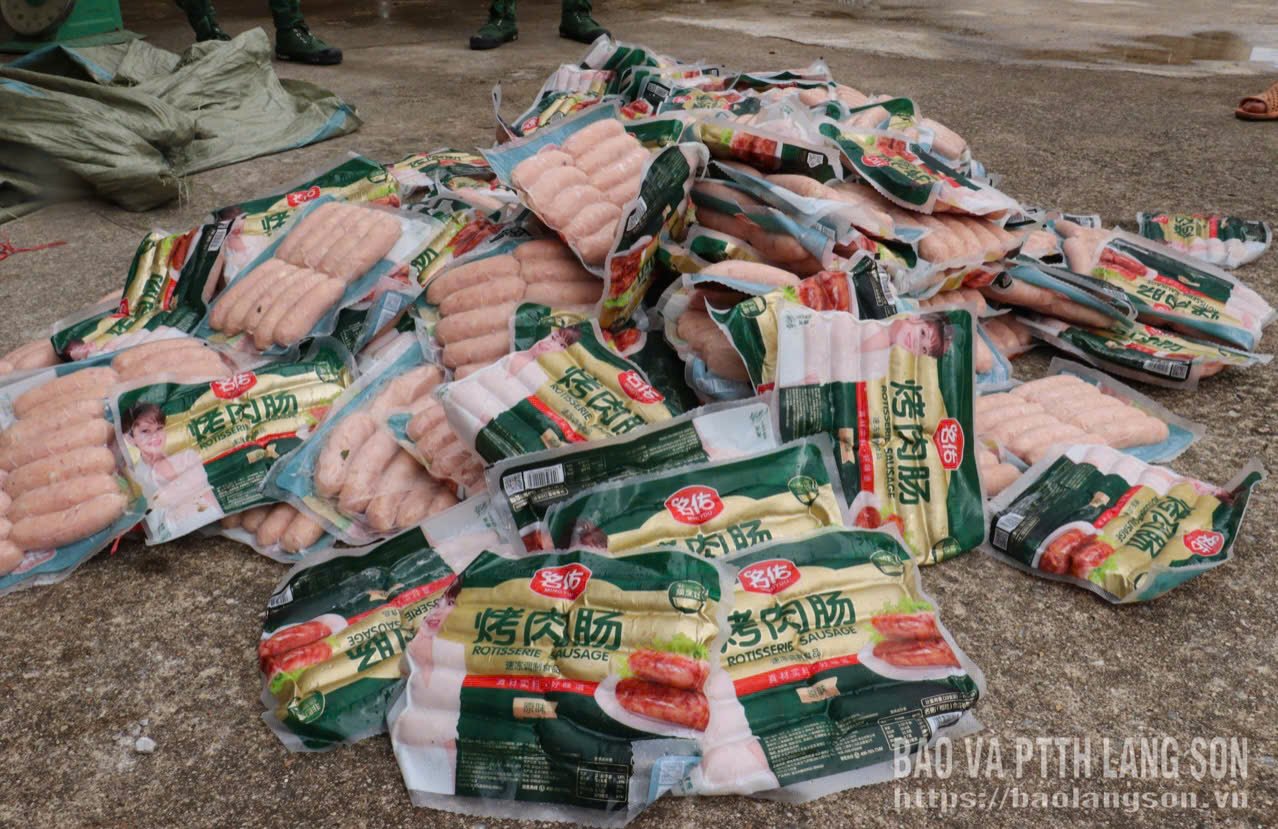 100 kg x&uacute;c x&iacute;ch đ&ocirc;ng lạnh c&oacute; bao b&igrave; in chữ nước ngo&agrave;i, kh&ocirc;ng c&oacute; h&oacute;a đơn, chứng từ chứng minh nguồn gốc, xuất xứ. (Ảnh: B&aacute;o Lạng Sơn)