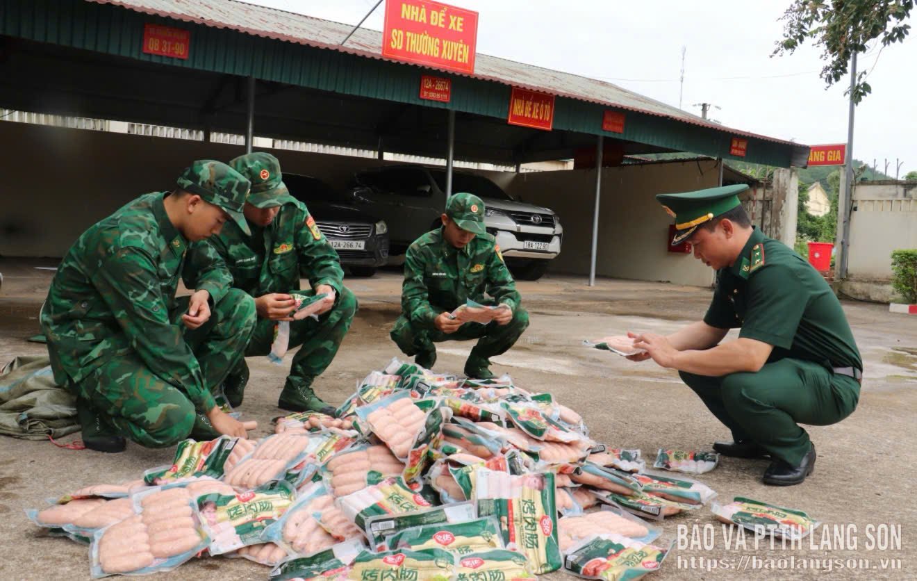 Lực lượng Đồn Bi&ecirc;n ph&ograve;ng cửa khẩu Chi Ma kiểm tra số h&agrave;ng h&oacute;a được vận chuyển tr&ecirc;n xe m&ocirc; t&ocirc;. (Ảnh: B&aacute;o Lạng Sơn)