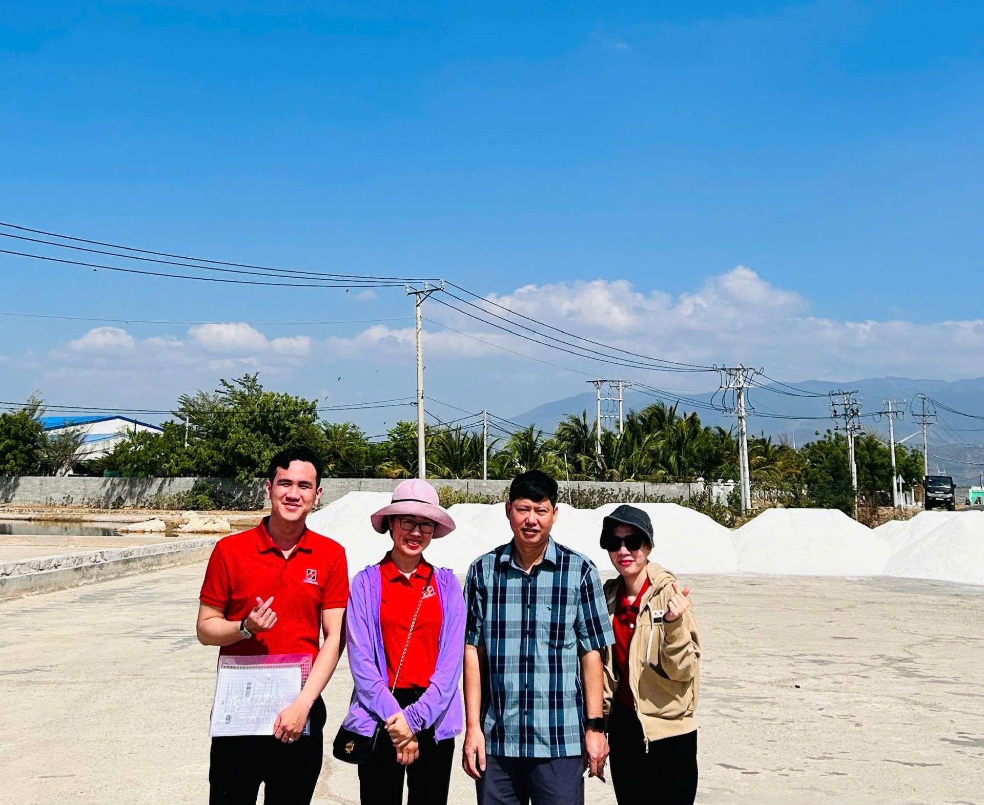 Bà Trịnh Thị Kim Phương, Phó Giám đốc Agribank Chi nhánh Đông Mỹ Hải cùng cán bộ Chi nhánh và ông Trần Đông Hải - Tổng Giám đốc Hasaco sau một chuyến khảo sát cơ sở muối Bà Trịnh Thị Kim Phương, Phó Giám đốc Agribank Chi nhánh Đông Mỹ Hải cùng cán bộ Chi nhánh và ông Trần Đông Hải - Tổng Giám đốc Hasaco sau một chuyến khảo sát cơ sở muối