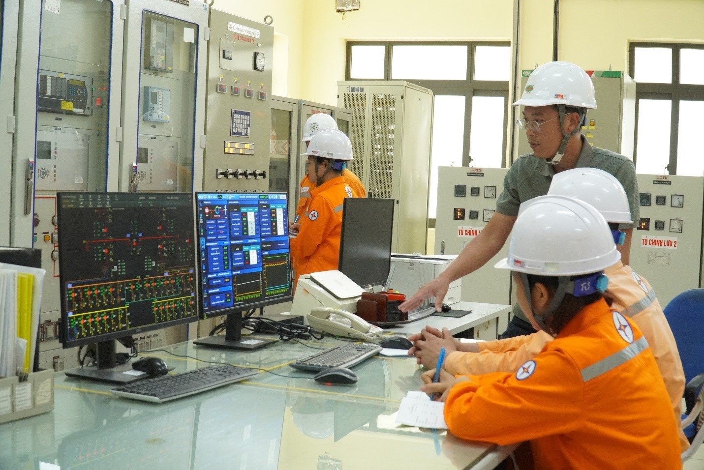 Toàn bộ quá trình được hệ thống quản lý năng lượng EMS giám sát và điều khiển, đồng thời phải bảo đảm các giới hạn kỹ thuật và yêu cầu an toàn của hệ thống pin Toàn bộ quá trình được hệ thống quản lý năng lượng EMS giám sát và điều khiển, đồng thời phải bảo đảm các giới hạn kỹ thuật và yêu cầu an toàn của hệ thống pin