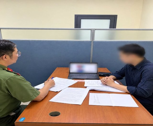 PA05 Công an TP Hà Nội làm việc với trường hợp đăng tải thông tin sai sự thật liên quan đến việc tài xế Grab đồng loạt “tắt app”. Ảnh: Công an cung cấp. PA05 Công an TP Hà Nội làm việc với trường hợp đăng tải thông tin sai sự thật liên quan đến việc tài xế Grab đồng loạt “tắt app”. Ảnh: Công an cung cấp.
