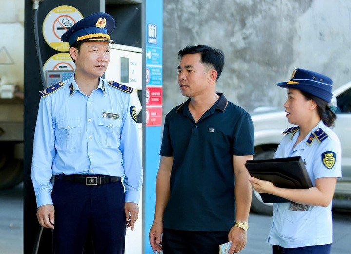 Lực lượng Quản l&yacute; thị trường tỉnh Thanh H&oacute;a kiểm tra cửa h&agrave;ng kinh doanh xăng dầu tr&ecirc;n địa b&agrave;n. Ảnh: thanhhoa.dms.gov.vn