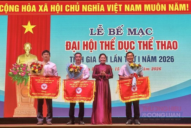 B&agrave; Huỳnh Thu&yacute; V&acirc;n (thứ 2 từ phải qua) trao cờ Nhất, Nh&igrave;, Ba to&agrave;n đo&agrave;n cho c&aacute;c đơn vị khối phường, ng&agrave;nh. Ảnh: VH