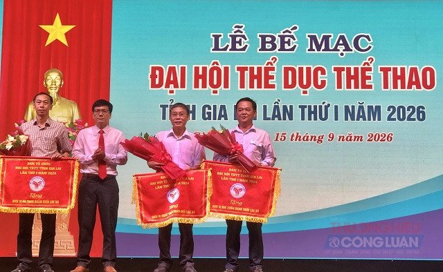 &Ocirc;ng Hồ Xu&acirc;n &Aacute;nh (thứ 2 từ tr&aacute;i qua) trao cờ Nhất, Nh&igrave;, Ba to&agrave;n đo&agrave;n cho c&aacute;c đơn vị khối c&aacute;c x&atilde;. Ảnh: Viết Hiền
