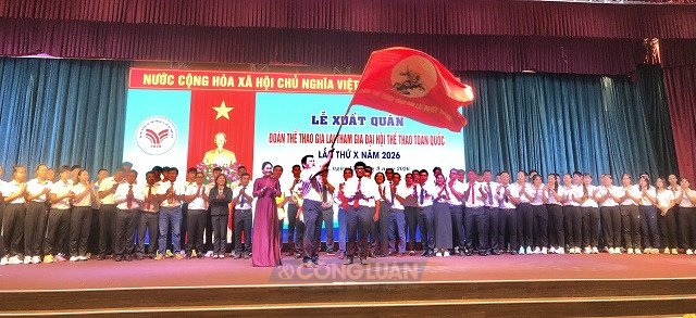 &Ocirc;ng B&ugrave;i Trung Hiếu (đứng giữa) giơ cao l&aacute; cờ đ&agrave;o Ho&agrave;ng đế Quang Trung, tỏ r&otilde; quyết t&acirc;m của Đo&agrave;n Thể thao tỉnh Gia Lai tại Đại hội TDTT to&agrave;n quốc &ndash; 2026. Ảnh: Viết Hiền