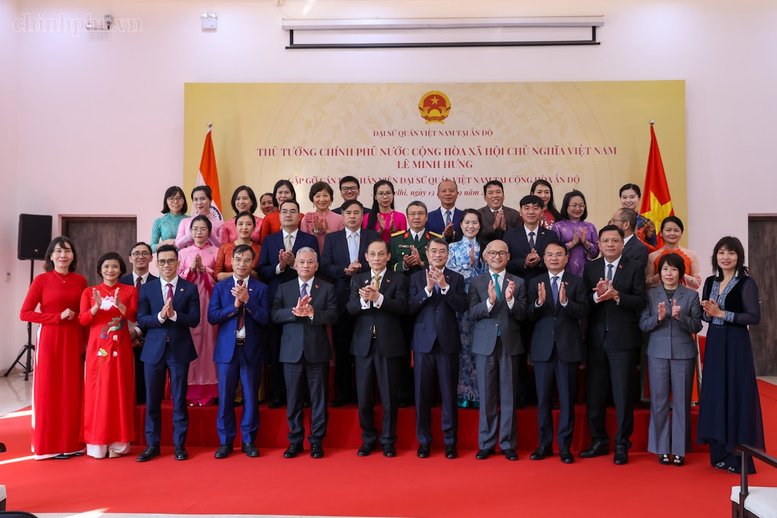 Thủ tướng Lê Minh Hưng với cán bộ, nhân viên Đại sứ quán Việt Nam tại Ấn Độ - Ảnh: chinhphu.vn/Nhật Bắc Thủ tướng Lê Minh Hưng với cán bộ, nhân viên Đại sứ quán Việt Nam tại Ấn Độ - Ảnh: chinhphu.vn/Nhật Bắc