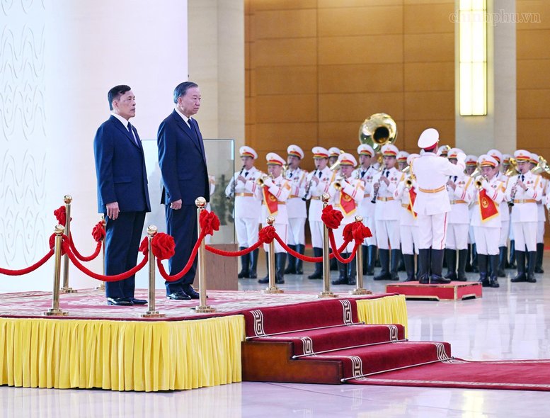 Tổng Bí thư, Chủ tịch nước Tô Lâm và Nhà vua Thái Lan Maha Vajiralongkorn Phra Vajiraklaochaoyuhua trên bục danh dự, thực hiện nghi lễ chào cờ - Ảnh: chinhphu.vn/Nhật Bắc Tổng Bí thư, Chủ tịch nước Tô Lâm và Nhà vua Thái Lan Maha Vajiralongkorn Phra Vajiraklaochaoyuhua trên bục danh dự, thực hiện nghi lễ chào cờ - Ảnh: chinhphu.vn/Nhật Bắc