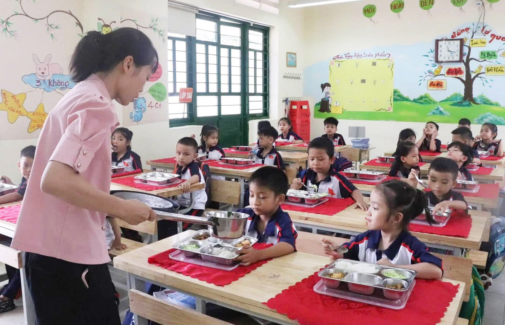Phụ huynh học sinh Trường Tiểu học Kim Đồng (phường Lào Cai) đã phối hợp cùng nhà trường tổ chức ăn bán trú cho học sinh. Phụ huynh học sinh Trường Tiểu học Kim Đồng (phường Lào Cai) đã phối hợp cùng nhà trường tổ chức ăn bán trú cho học sinh.