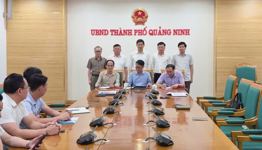 Đại diện Sở Nông nghiệp và Môi trường, Sở Xây dựng và Sở Công Thương ký biên bản bàn giao Đại diện Sở Nông nghiệp và Môi trường, Sở Xây dựng và Sở Công Thương ký biên bản bàn giao