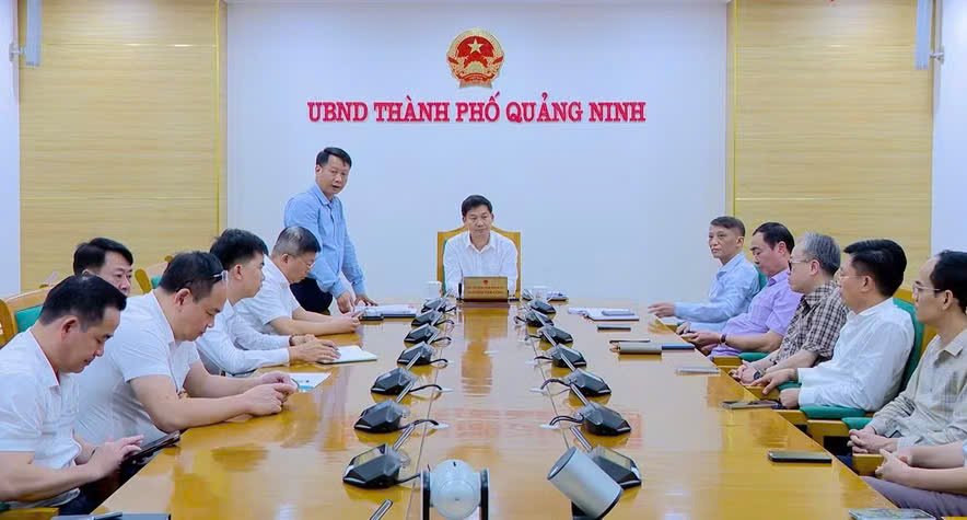 Ông Nguyễn Văn Công, Phó Chủ tịch UBND thành phố Quảng Ninh chủ trì cuộc họp Ông Nguyễn Văn Công, Phó Chủ tịch UBND thành phố Quảng Ninh chủ trì cuộc họp