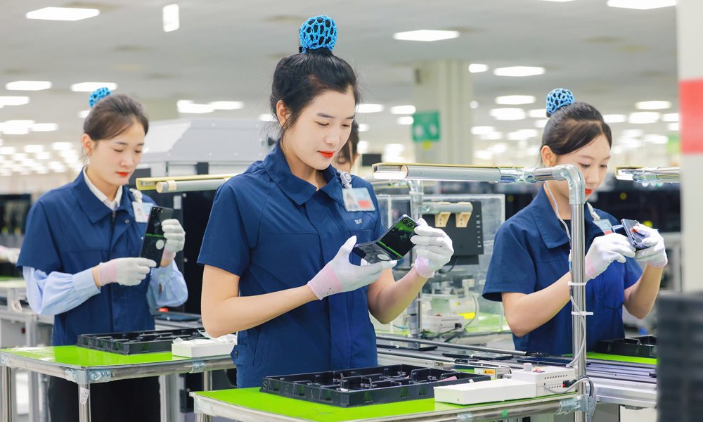 Công nhân làm việc tại công ty Samsung, khu công nghiệp Yên Phong. Công nhân làm việc tại công ty Samsung, khu công nghiệp Yên Phong.
