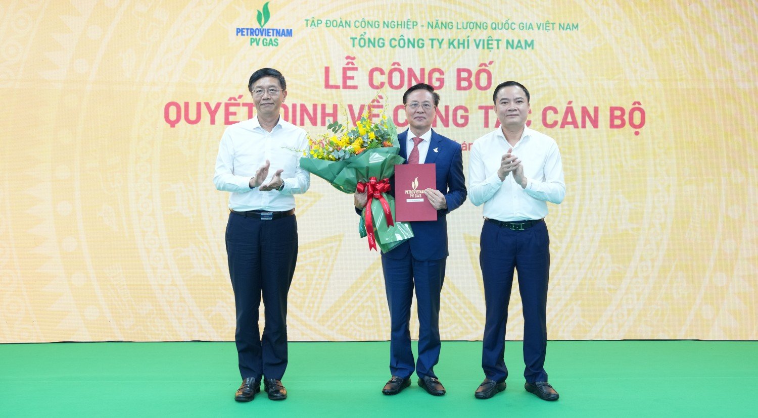 Ông Lê Ngọc Sơn – Bí thư Đảng ủy, Chủ tịch HĐTV PETROVIETNAM; ông Trần Quang Dũng – Phó Bí thư Thường trực Đảng ủy PETROVIETNAM chúc mừng Tân Chủ tịch HĐQT PV GAS Ông Lê Ngọc Sơn – Bí thư Đảng ủy, Chủ tịch HĐTV PETROVIETNAM; ông Trần Quang Dũng – Phó Bí thư Thường trực Đảng ủy PETROVIETNAM chúc mừng Tân Chủ tịch HĐQT PV GAS