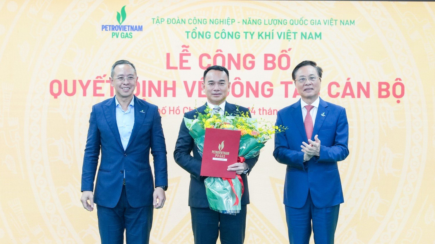 Thành viên HĐTV PETROVIETNAM Trần Bình Minh và Chủ tịch HĐQT PV GAS Bùi Minh Tiến chúc mừng Tân Tổng giám đốc PV GAS Dương Trí Hội Thành viên HĐTV PETROVIETNAM Trần Bình Minh và Chủ tịch HĐQT PV GAS Bùi Minh Tiến chúc mừng Tân Tổng giám đốc PV GAS Dương Trí Hội