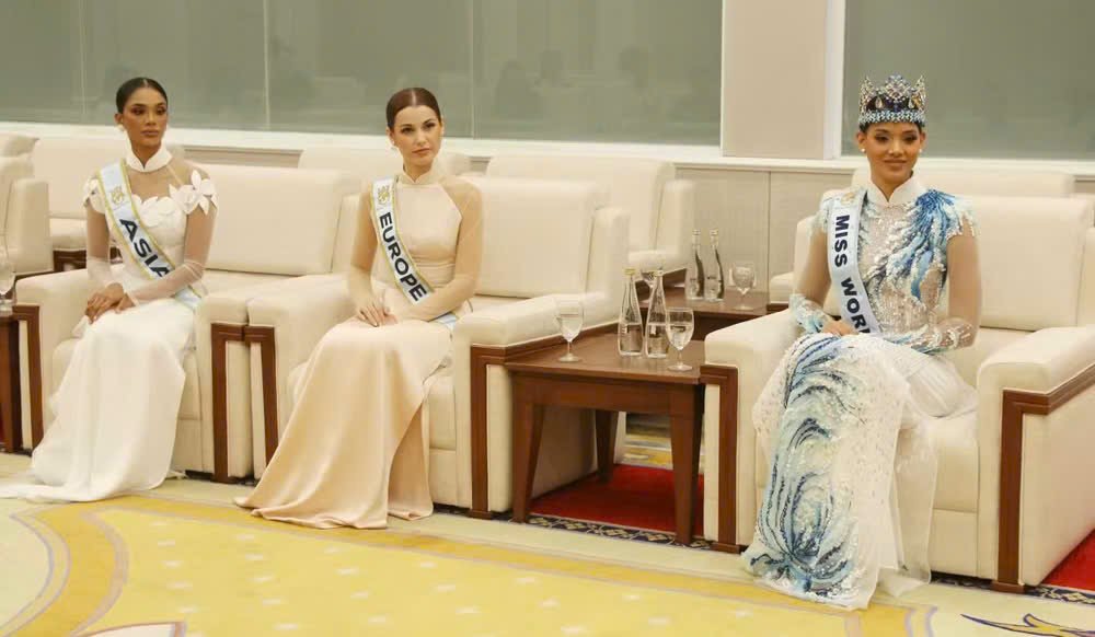 Hoa hậu Thế giới 2026 Joheirry Mola Dominguez cùng 2 Á hậu Elisabeth Reynés và Taanusiya Chetty tại buổi tiếp Hoa hậu Thế giới 2026 Joheirry Mola Dominguez cùng 2 Á hậu Elisabeth Reynés và Taanusiya Chetty tại buổi tiếp