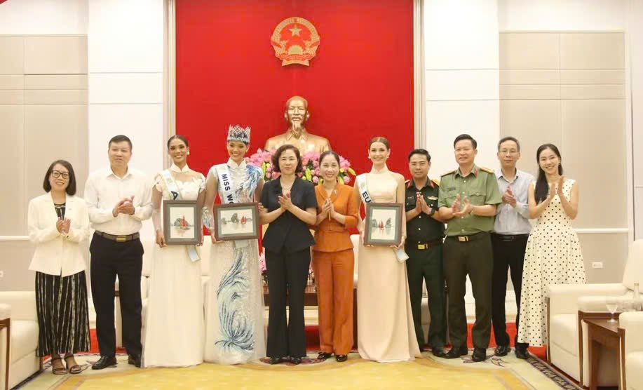 Bà Vũ Thị Mai Anh, Phó Chủ tịch UBND thành phố Quảng Ninh và đại diện lãnh đạo một số sở, ngành, đơn vị, doanh nghiệp của thành phố chụp ảnh lưu niệm cùng Hoa hậu Thế giới 2026 và 2 Á hậu Bà Vũ Thị Mai Anh, Phó Chủ tịch UBND thành phố Quảng Ninh và đại diện lãnh đạo một số sở, ngành, đơn vị, doanh nghiệp của thành phố chụp ảnh lưu niệm cùng Hoa hậu Thế giới 2026 và 2 Á hậu