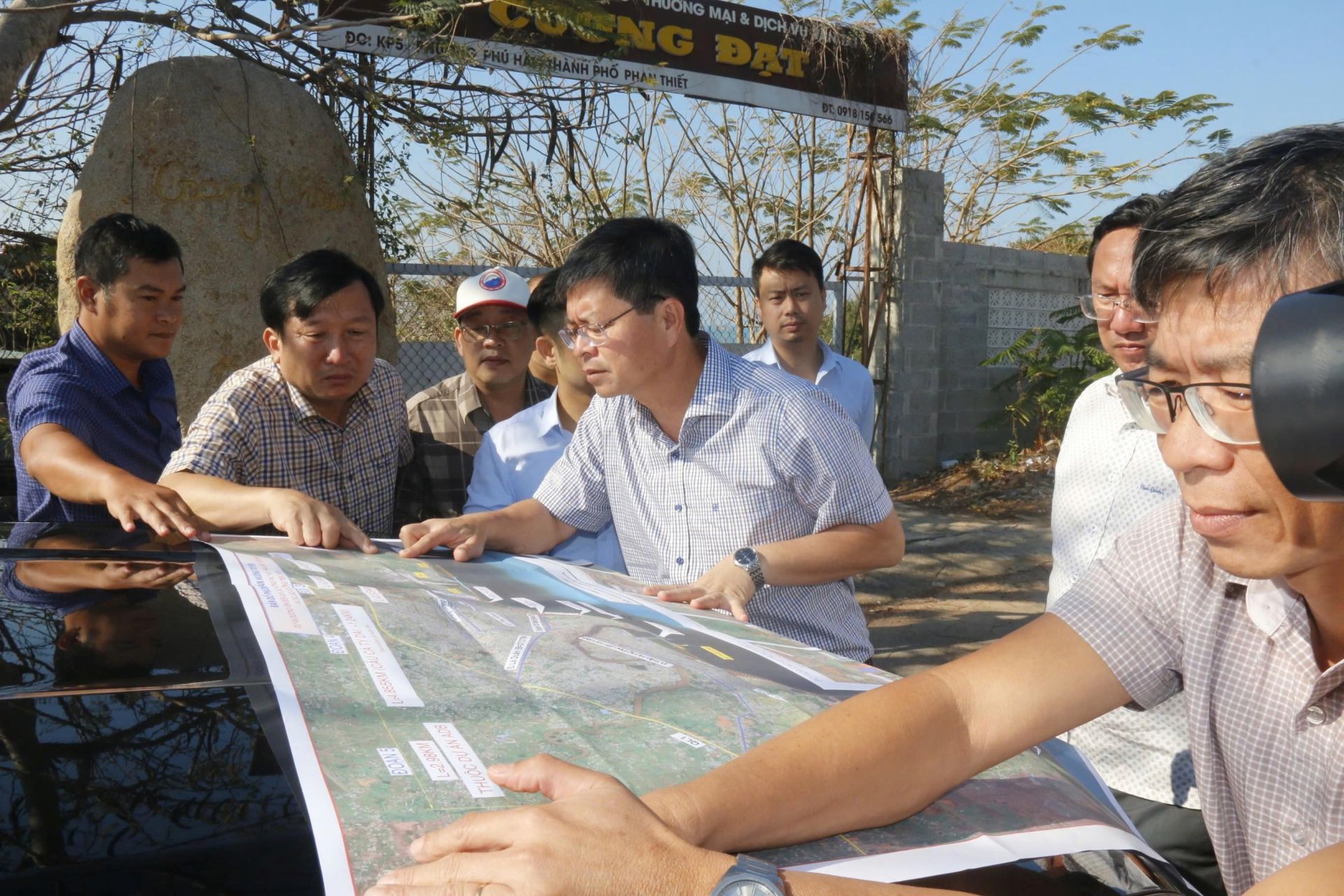 Ông Nguyễn Hồng Hải đang chỉ đạo một công trình giao thông trọng điểm quan trọng. Ông Nguyễn Hồng Hải đang chỉ đạo một công trình giao thông trọng điểm quan trọng.