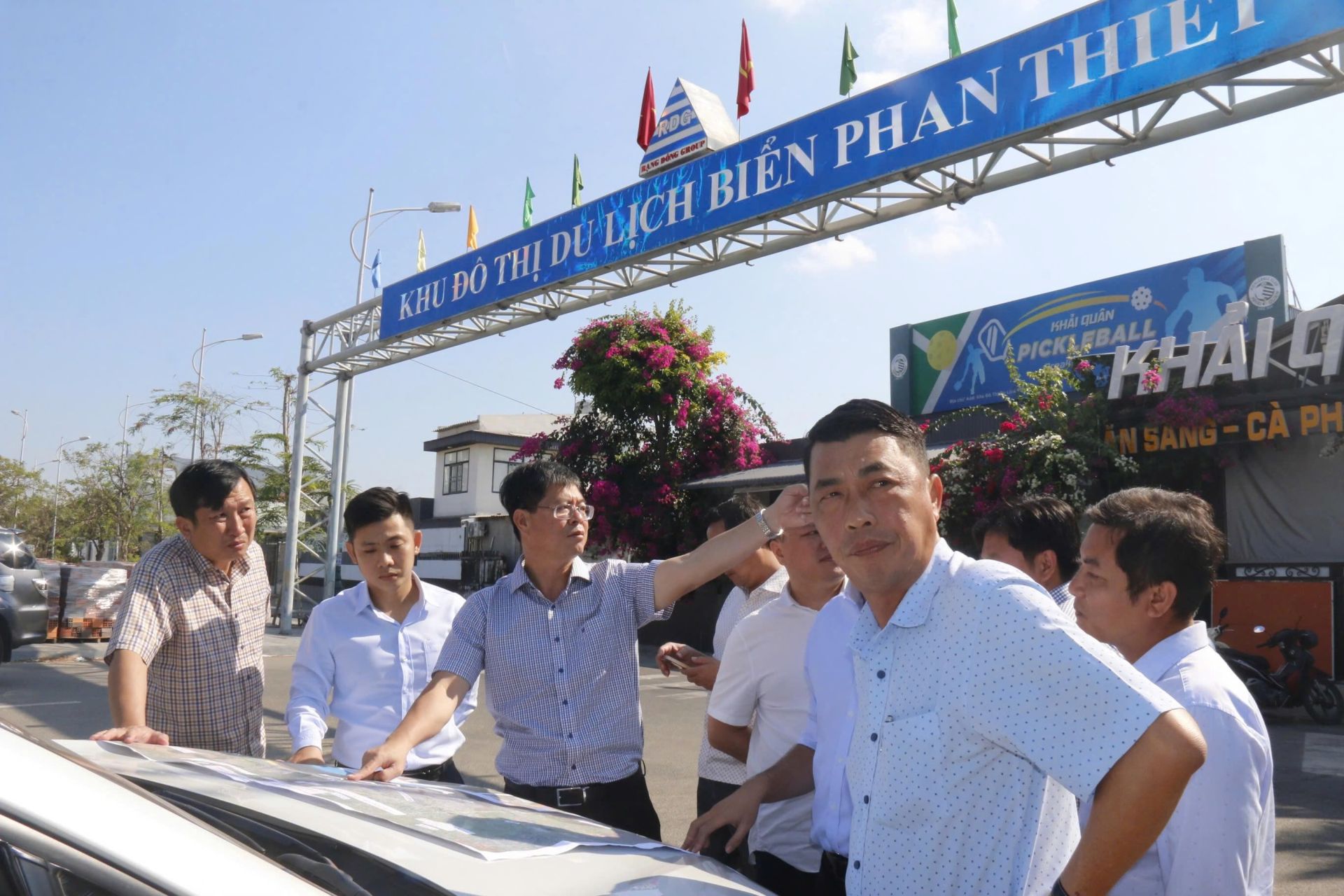 Ông Nguyễn Hồng Hải trực tiếp thị sát tuyến đường ven biển tỉnh Lâm Đồng. Ông Nguyễn Hồng Hải trực tiếp thị sát tuyến đường ven biển tỉnh Lâm Đồng.