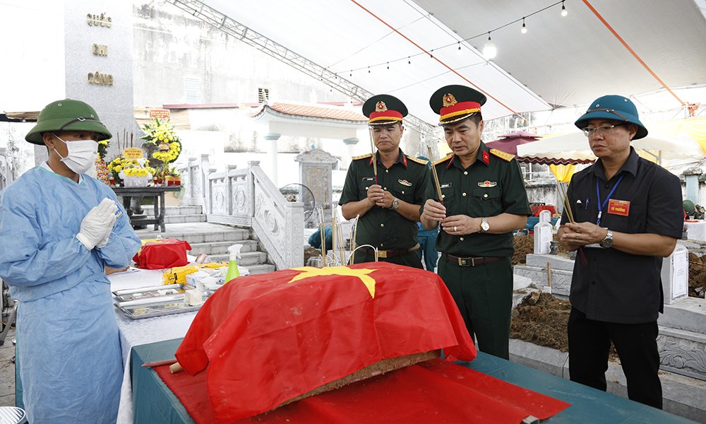 Đại tá Phương Nam Ký và các đại biểu thắp hương viếng hài cốt liệt sĩ trước khi lấy mẫu ADN. Đại tá Phương Nam Ký và các đại biểu thắp hương viếng hài cốt liệt sĩ trước khi lấy mẫu ADN.