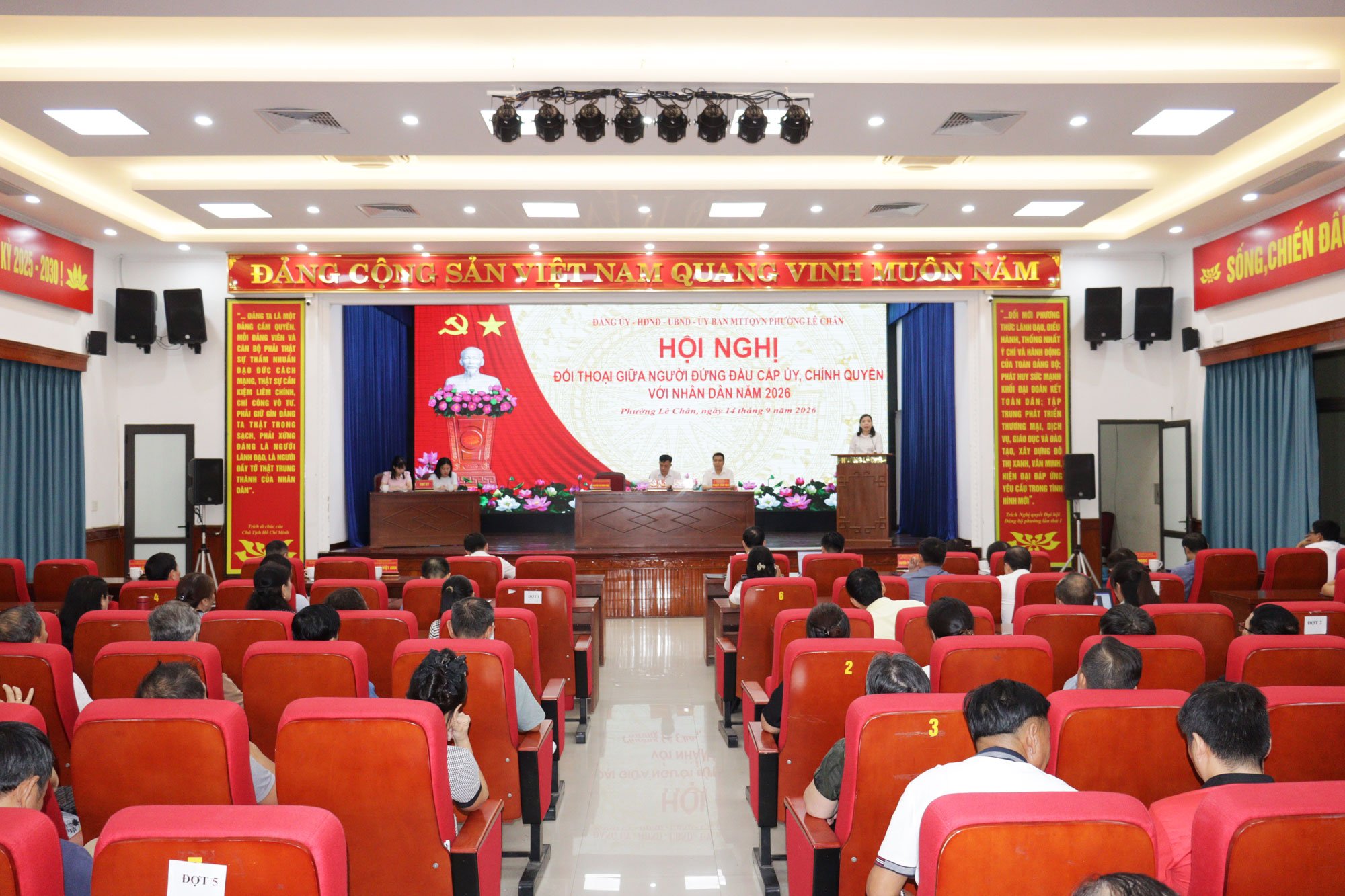 Quang cảnh hội nghị. Quang cảnh hội nghị.