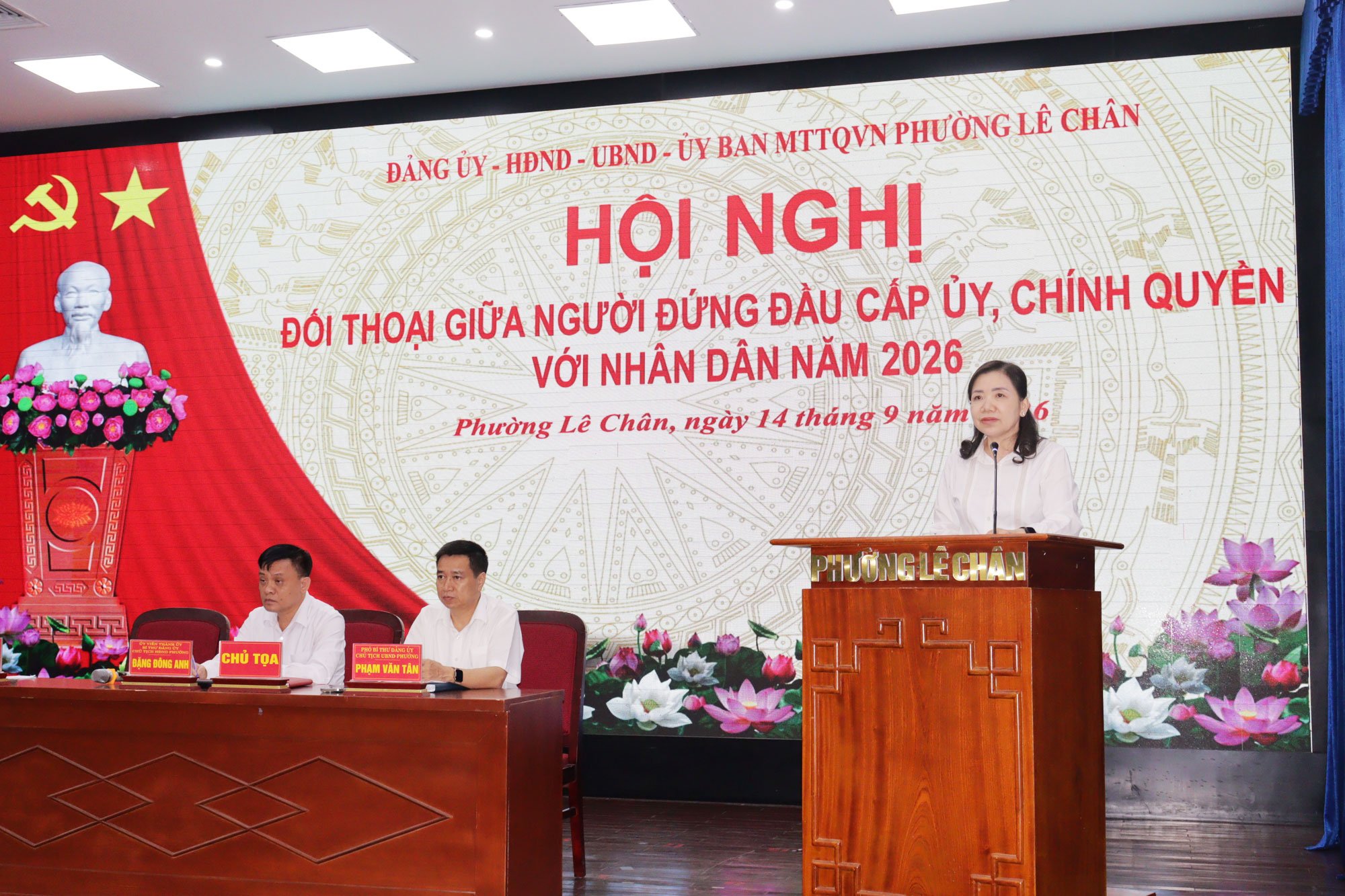 Đồng chí Nguyễn Thị Minh Ngọc, Phó Bí thư Thường trực Đảng ủy phường báo cáo tại Hội nghị. Đồng chí Nguyễn Thị Minh Ngọc, Phó Bí thư Thường trực Đảng ủy phường báo cáo tại Hội nghị.