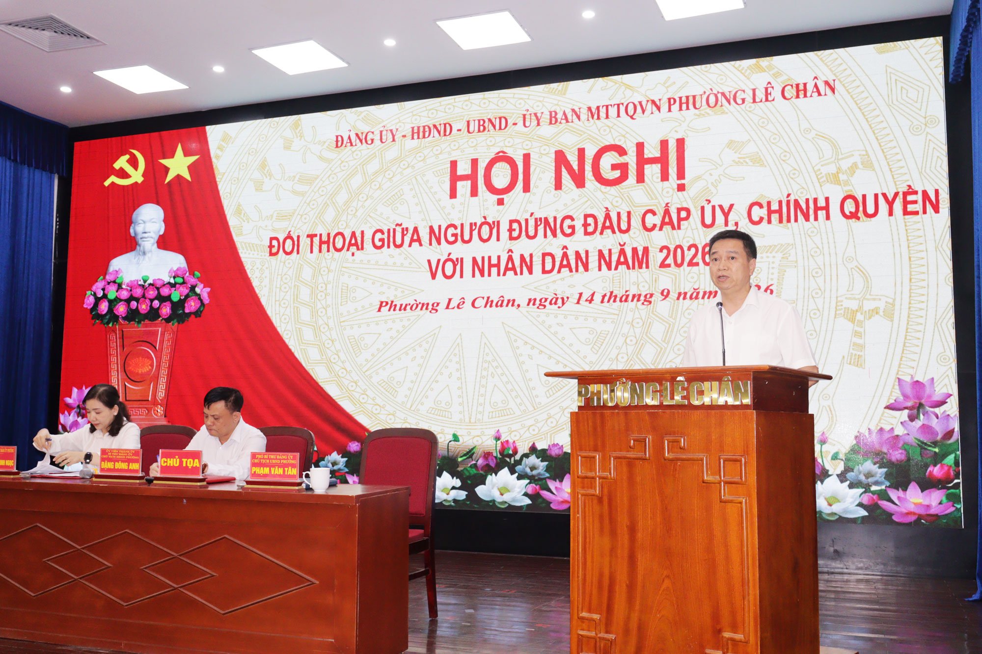 Đồng chí Phạm Văn Tân, Phó Bí thư Đảng ủy, Chủ tịch UBND phường phát biểu tại Hội nghị. Đồng chí Phạm Văn Tân, Phó Bí thư Đảng ủy, Chủ tịch UBND phường phát biểu tại Hội nghị.