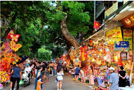 Tết Trung thu được tổ chức ph&ugrave; hợp với điều kiện thực tế của từng địa phương, đơn vị, bảo đảm thiết thực, tiết kiệm, vui tươi v&agrave; an to&agrave;n