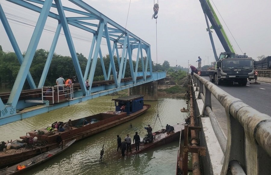 Xử l&yacute; s&agrave; lan cuối c&ugrave;ng mắc kẹt tại cầu đường sắt Mỹ Ch&aacute;nh