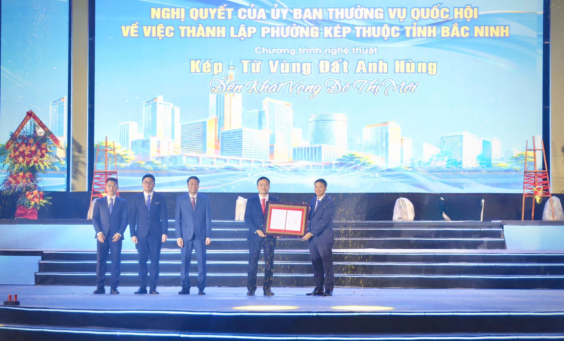 đồng ch&iacute; Nguyễn Việt Oanh, Ph&oacute; B&iacute; thư Tỉnh ủy, Chủ tịch HĐND tỉnh trao Nghị quyết của Ủy ban Thường vụ Quốc hội về th&agrave;nh lập phường K&eacute;p.