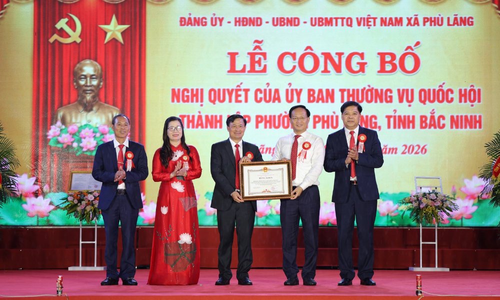 Đồng chí Phạm Văn Thịnh, Phó Chủ tịch UBND tỉnh trao Bằng khen của Chủ tịch UBND tỉnh cho Đảng bộ, chính quyền và Nhân dân xã Phù Lãng. Đồng chí Phạm Văn Thịnh, Phó Chủ tịch UBND tỉnh trao Bằng khen của Chủ tịch UBND tỉnh cho Đảng bộ, chính quyền và Nhân dân xã Phù Lãng.
