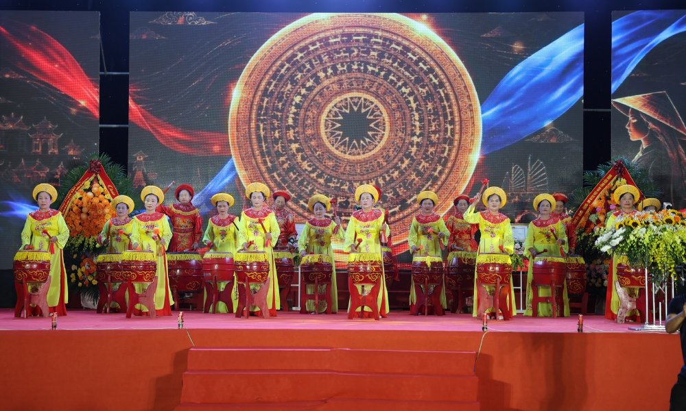 Màn biểu diễn trống hội mừng xã Phù Lãng lên phường. Màn biểu diễn trống hội mừng xã Phù Lãng lên phường.
