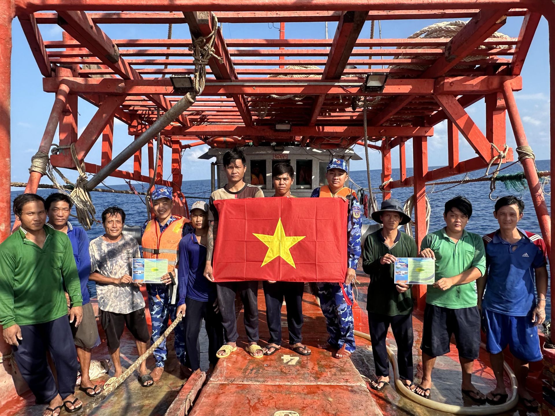Tuyên truyền, tặng cơ Tổ quốc cho bà con ngư dân Tuyên truyền, tặng cơ Tổ quốc cho bà con ngư dân