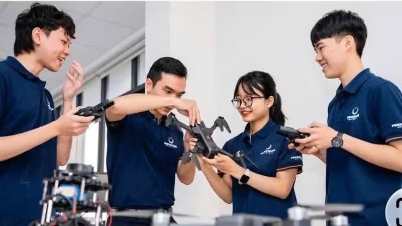 Sinh viên Đại học Phenikaa trong giờ thực hành công nghệ. Sinh viên Đại học Phenikaa trong giờ thực hành công nghệ.