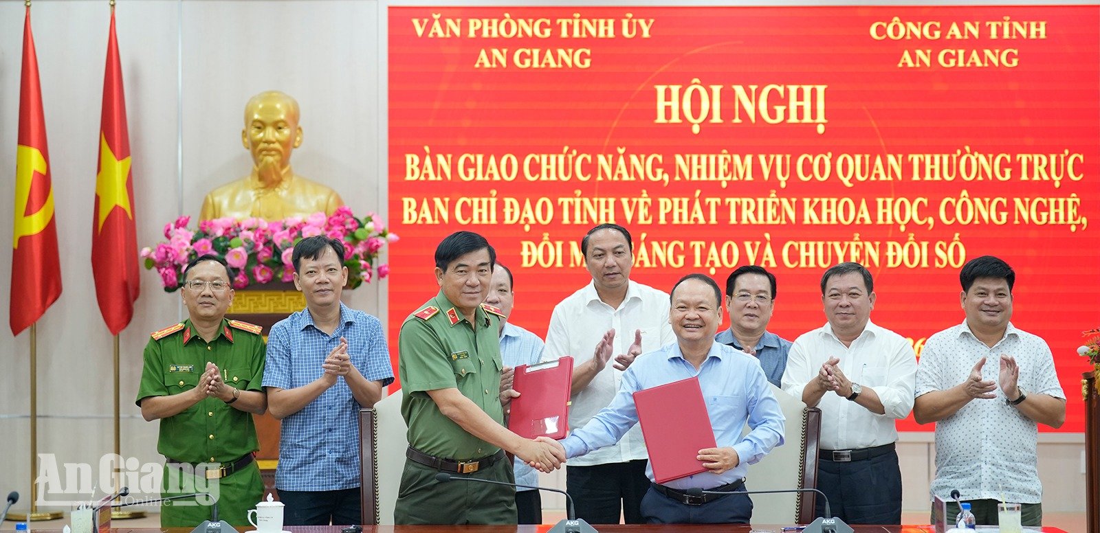 Thực hiện nghi thức b&agrave;n giao