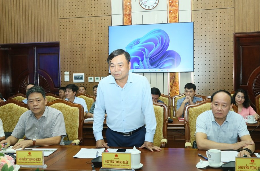 Đo&agrave;n c&ocirc;ng t&aacute;c của Bộ N&ocirc;ng nghiệp v&agrave; M&ocirc;i trường do Thứ trưởng Nguyễn Ho&agrave;ng Hiệp l&agrave;m trưởng đo&agrave;n c&oacute; buổi l&agrave;m việc với UBND tỉnh. (Ảnh CTTĐT HY)