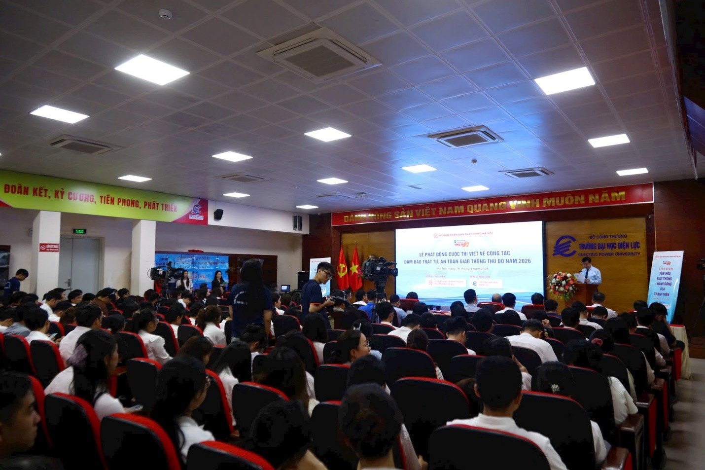 To&agrave;n cảnh Lễ ph&aacute;t động Cuộc thi viết &ldquo;V&igrave; an to&agrave;n giao th&ocirc;ng Thủ đ&ocirc;&rdquo; năm 2026. Ảnh: L&ecirc; Kh&aacute;nh