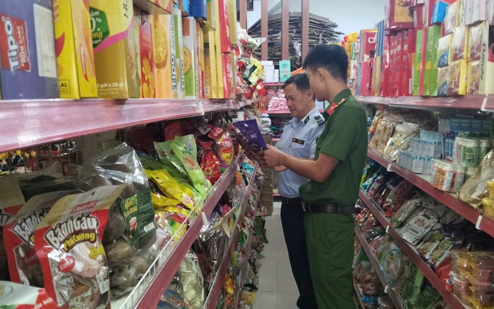 Lực lượng phối hợp kiểm tra hàng hóa tại cơ sở kinh doanh Lực lượng phối hợp kiểm tra hàng hóa tại cơ sở kinh doanh