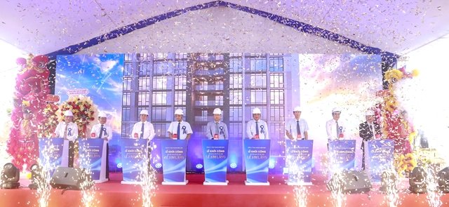 Lãnh đạo thành phố Đà Nẵng và đại biểu ấn nút khởi công dự án nhà ở xã hội Lê Kim Lăng. Lãnh đạo thành phố Đà Nẵng và đại biểu ấn nút khởi công dự án nhà ở xã hội Lê Kim Lăng.