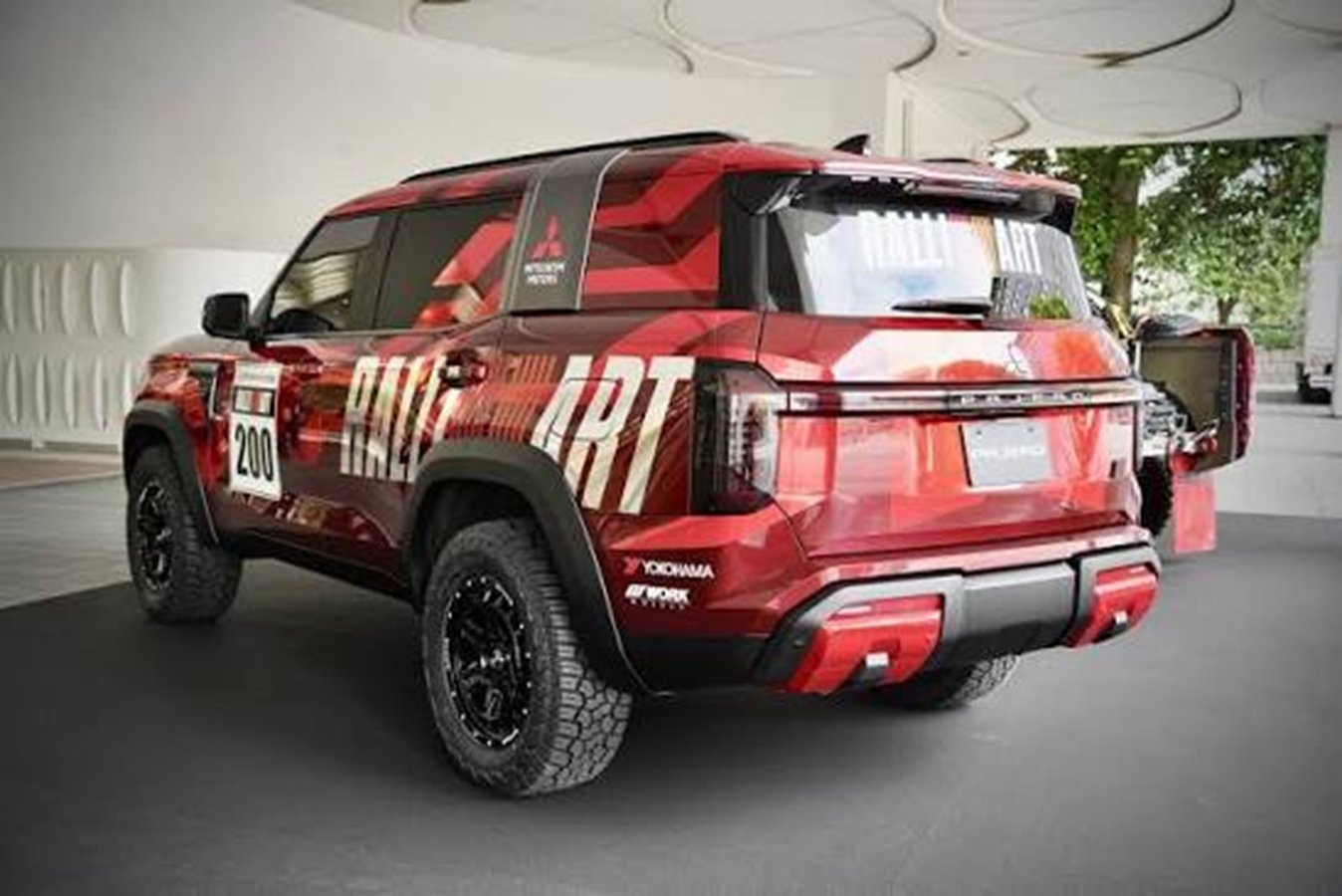 Mitsubishi giờ đ&acirc;y đ&atilde; đưa b&aacute;nh dự ph&ograve;ng xuống dưới gầm xe, khiến phần đu&ocirc;i tr&ocirc;ng gọn g&agrave;ng hơn