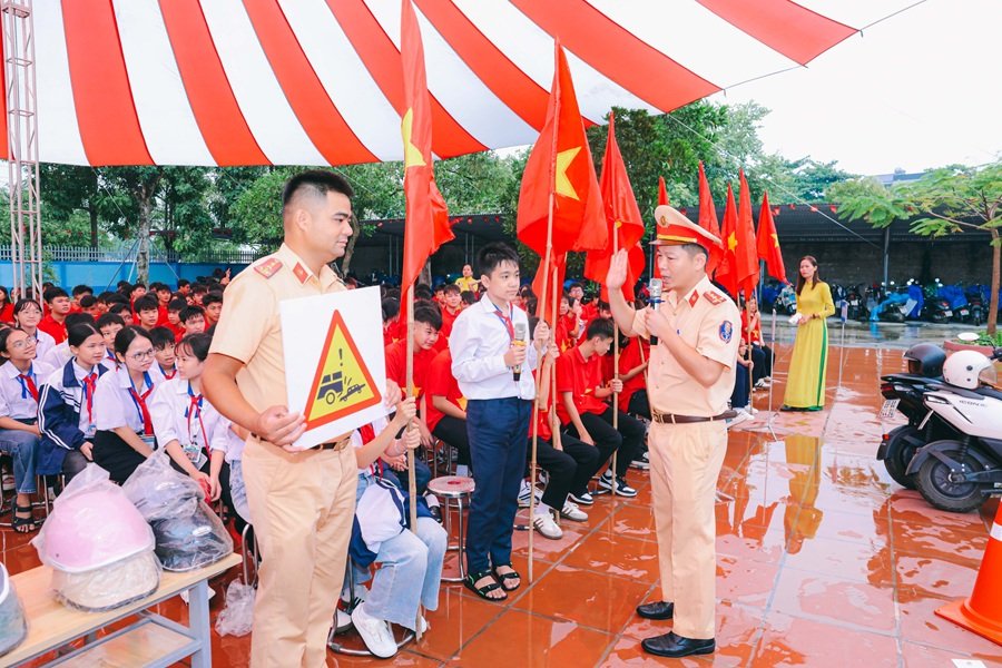 Lực Lượng CSGT Hưng Y&ecirc;n trang bị kỹ năng l&aacute;i xe an to&agrave;n cho học sinh ngay từ đầu năm học
