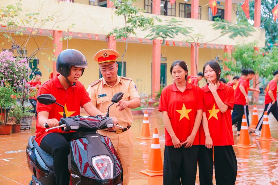 Ph&ograve;ng Cảnh s&aacute;t giao th&ocirc;ng tuy&ecirc;n truyền, phổ biến kiến thức ph&aacute;p luật về trật tự, ATGT v&agrave; hướng dẫn kỹ năng l&aacute;i xe an to&agrave;n cho gi&aacute;o vi&ecirc;n, học sinh. (Ảnh CA HY)