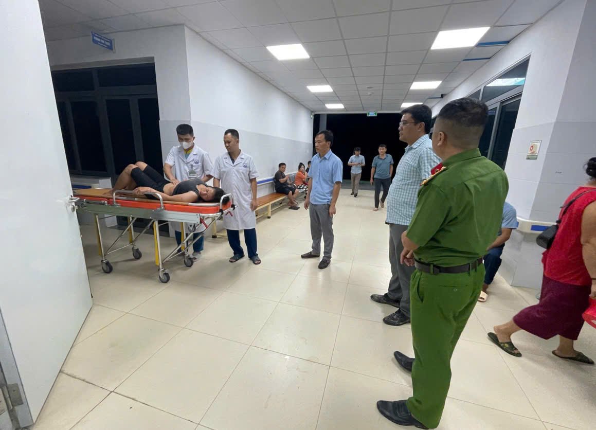 C&aacute;c lực lượng căng d&acirc;y, hỗ trợ đưa chị Vi Thị Sa qua khu vực nước lũ để đến cơ sở y tế cấp cứu. (Ảnh: C&ocirc;ng an Nghệ An)