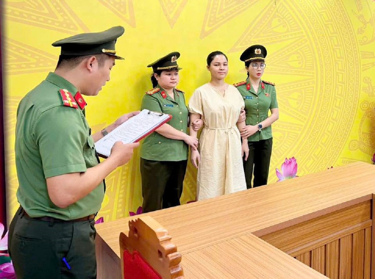 Lực lượng chức năng tỉnh Tuyên Quang tống đạt quyết định tố tụng đối với bị can. Ảnh: Công an cung cấp Lực lượng chức năng tỉnh Tuyên Quang tống đạt quyết định tố tụng đối với bị can. Ảnh: Công an cung cấp