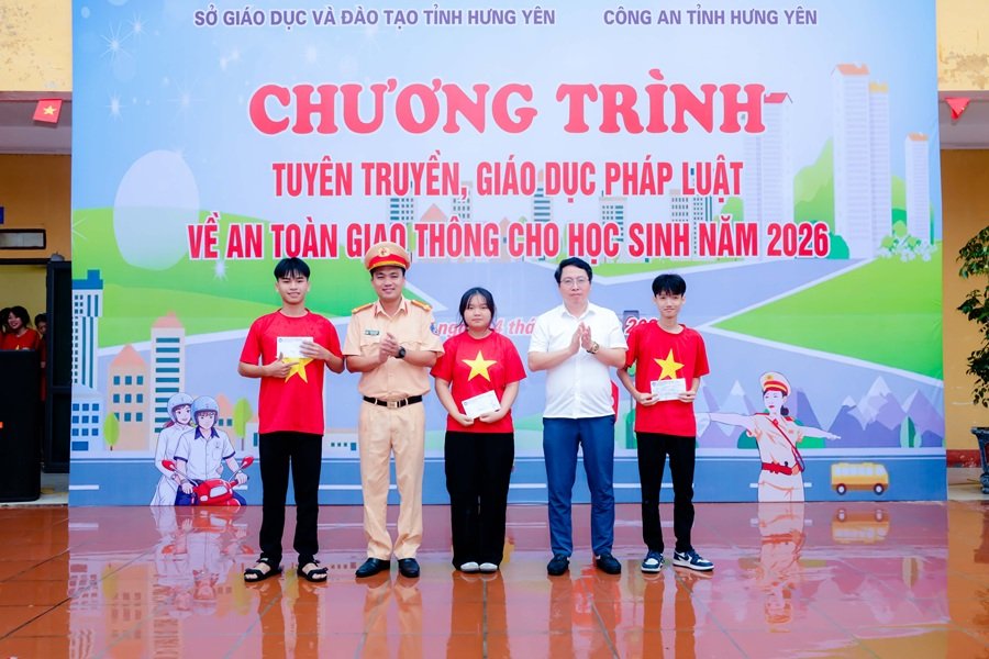 Ban Tổ chức trao giải cho c&aacute;c học sinh xuất sắc tại phần thi t&igrave;m hiểu kiến thức ATGT. (Ảnh CA HY)