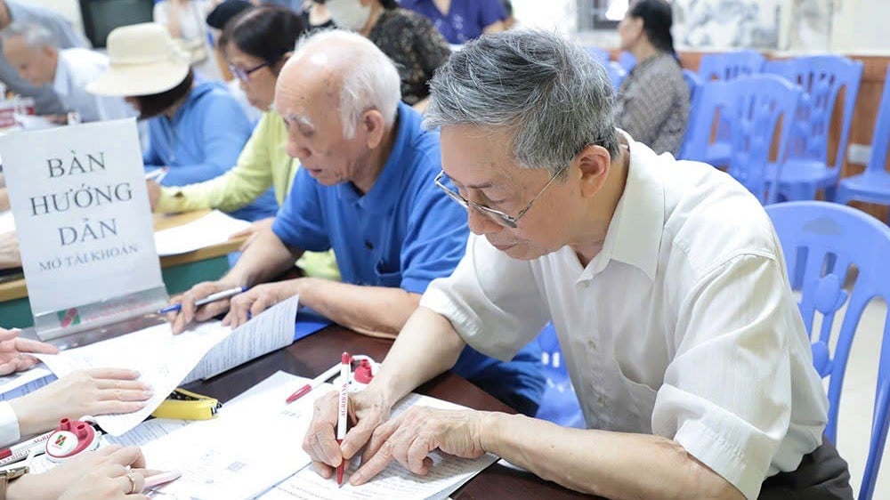 Cơ chế ưu tiên nghỉ hưu sớm do suy giảm sức khỏe chỉ dành riêng cho những trường hợp có quá trình đóng bảo hiểm xã hội bắt buộc từ đủ 20 năm trở lên rồi mới chuyển tiếp sang bảo hiểm tự nguyện Cơ chế ưu tiên nghỉ hưu sớm do suy giảm sức khỏe chỉ dành riêng cho những trường hợp có quá trình đóng bảo hiểm xã hội bắt buộc từ đủ 20 năm trở lên rồi mới chuyển tiếp sang bảo hiểm tự nguyện