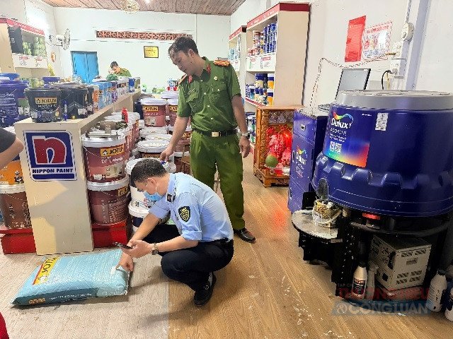 Lực lượng làm nhiệm vụ đang kiểm tra lô hàng sơn và bột trét. Ảnh: Kiều Oanh. Lực lượng làm nhiệm vụ đang kiểm tra lô hàng sơn và bột trét. Ảnh: Kiều Oanh.